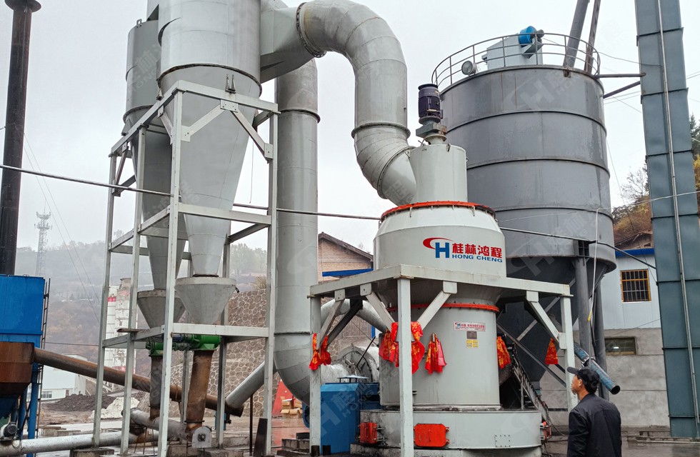 磨鋰輝石的設(shè)備:HC擺式磨粉機(jī)(產(chǎn)粉:80-400目 時(shí)產(chǎn):1-40噸)