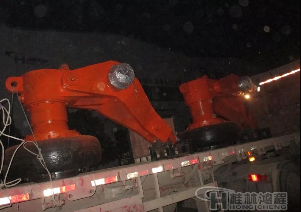 HLMX1700超細(xì)立磨發(fā)貨現(xiàn)場-超細(xì)立磨機大磨輥裝車