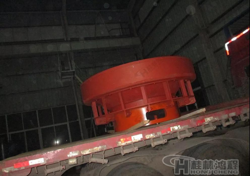 HLMX1700超細(xì)立磨發(fā)貨現(xiàn)場-超細(xì)立磨機大磨輥裝車