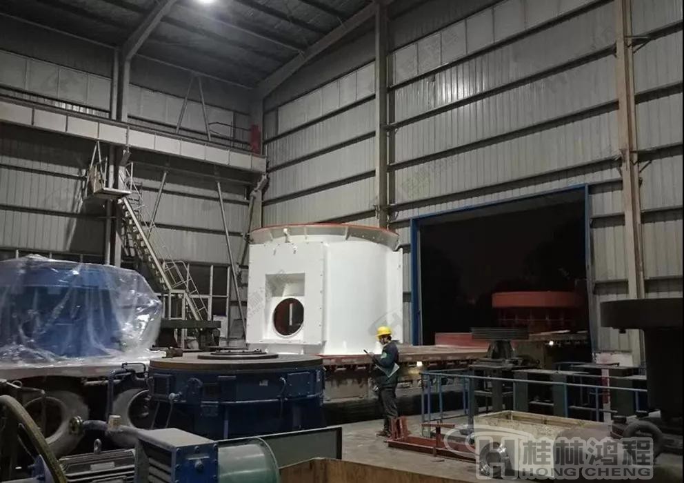 HLMX1700超細(xì)立磨發(fā)貨現(xiàn)場-超細(xì)立磨機主機分級機裝車