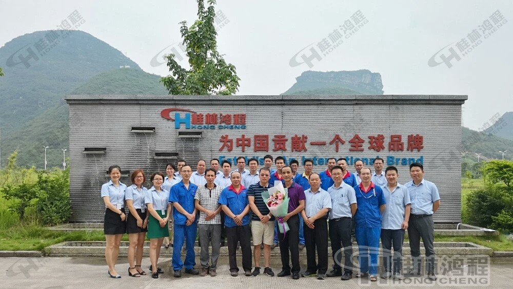 桂林鴻程磨粉機舉行退休職工莫子金歡送會 桂林鴻程磨粉機舉行退休職工莫子金歡送會