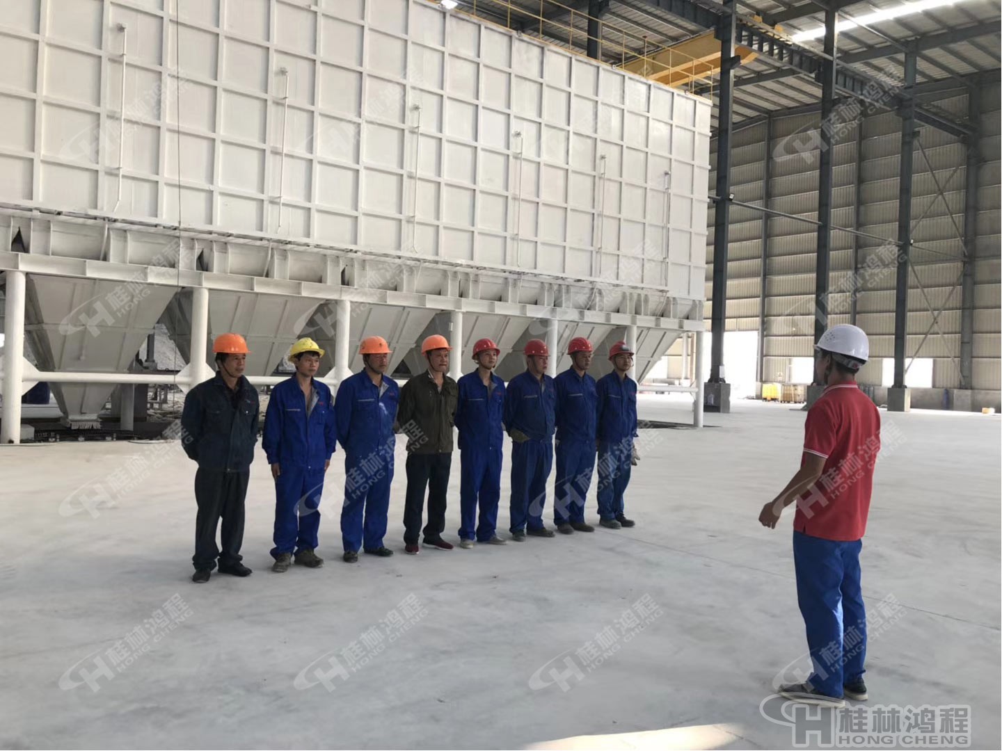 桂林鴻程人造石生產(chǎn)線003號EPC項目總包設備安裝現(xiàn)場 桂林鴻程人造石生產(chǎn)線003號EPC項目總包設備安裝現(xiàn)場