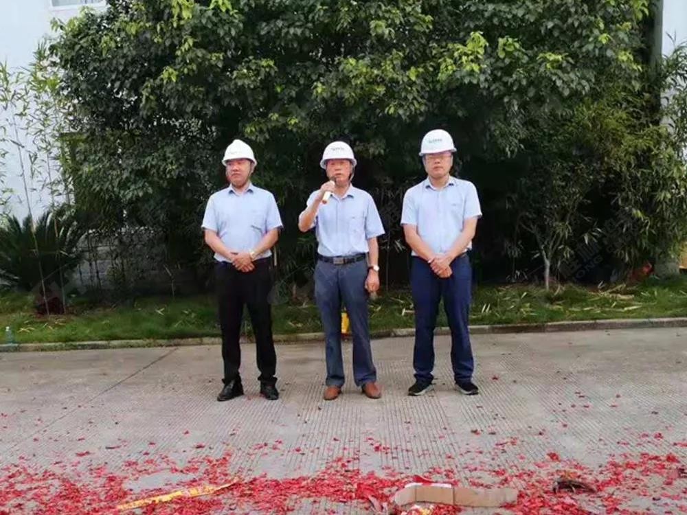 桂林鴻程董事長容平勛發(fā)表致辭桂林鴻程機(jī)電設(shè)備有限公司廠區(qū)2#生產(chǎn)廠房開工大吉！