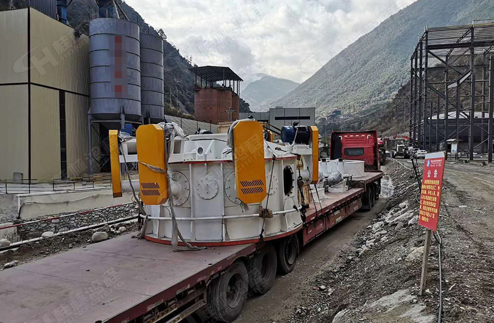 廣西桂林鴻程磨粉機董事長容棟國、總經(jīng)理林總親臨磨機安裝現(xiàn)場指導工作