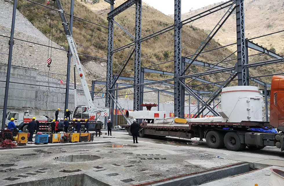 廣西桂林鴻程磨粉機董事長容棟國、總經(jīng)理林總親臨磨機安裝現(xiàn)場指導工作