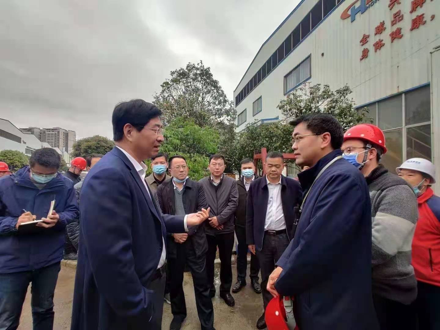 桂林市委書記周家斌書記，鐘洪常務(wù)副市長等市委市政府，區(qū)委區(qū)政府領(lǐng)導(dǎo)一行開年第一站來到廣西桂林鴻程機械廠指導(dǎo)慰問