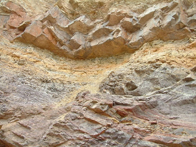 嫩泥，是一種土黃色，灰白色為主的雜色黏土